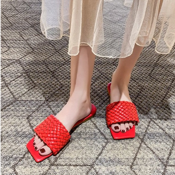 Papuci la modă pentru femei de vară