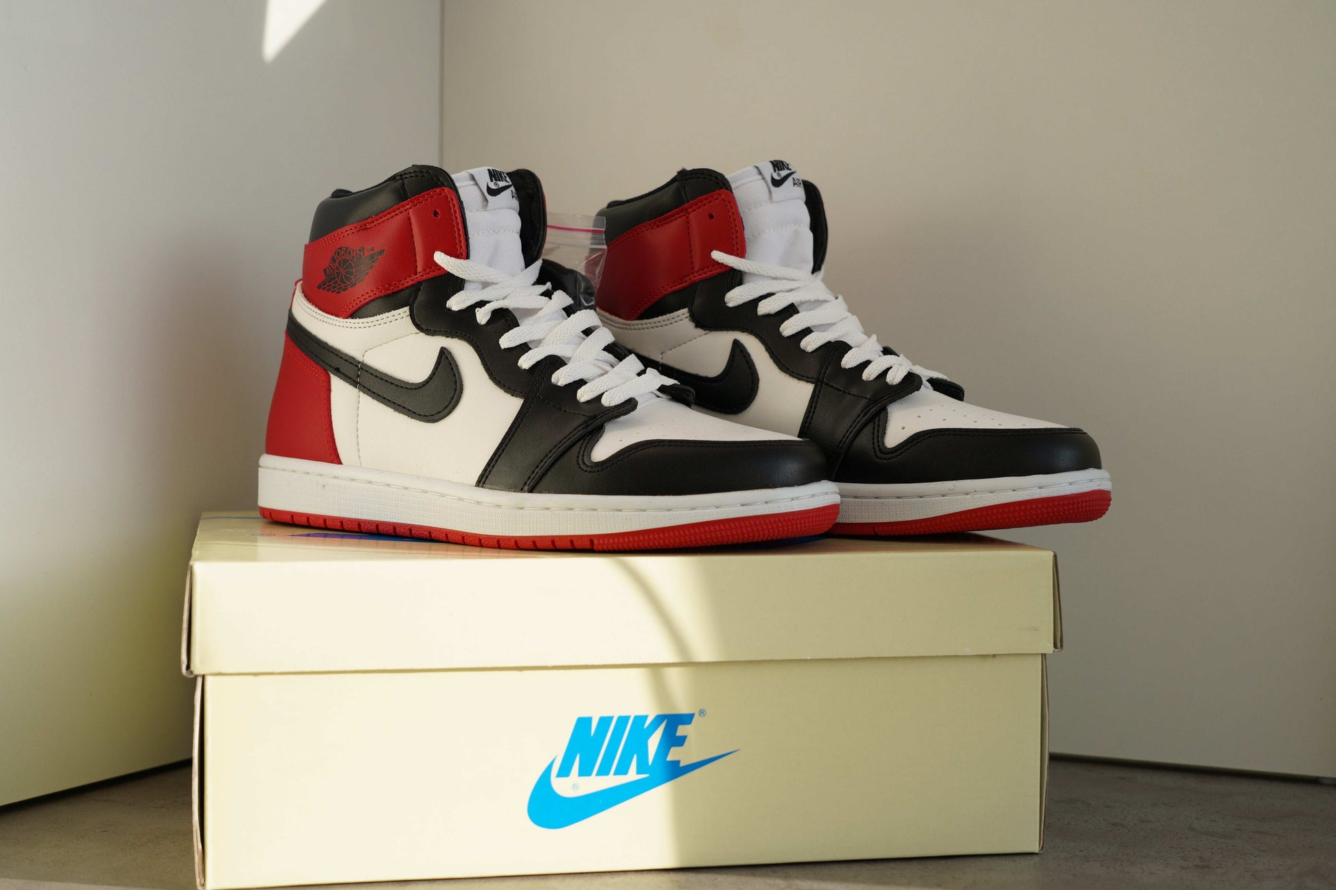 Adidasi Jordan 1 Black Toe