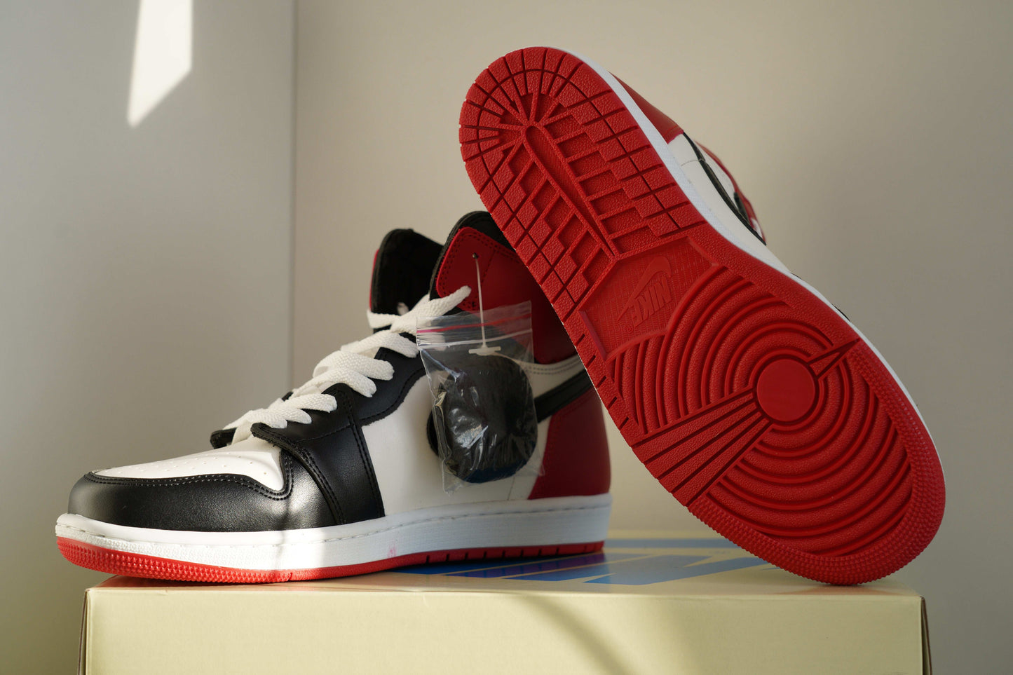 Adidasi Jordan 1 Black Toe