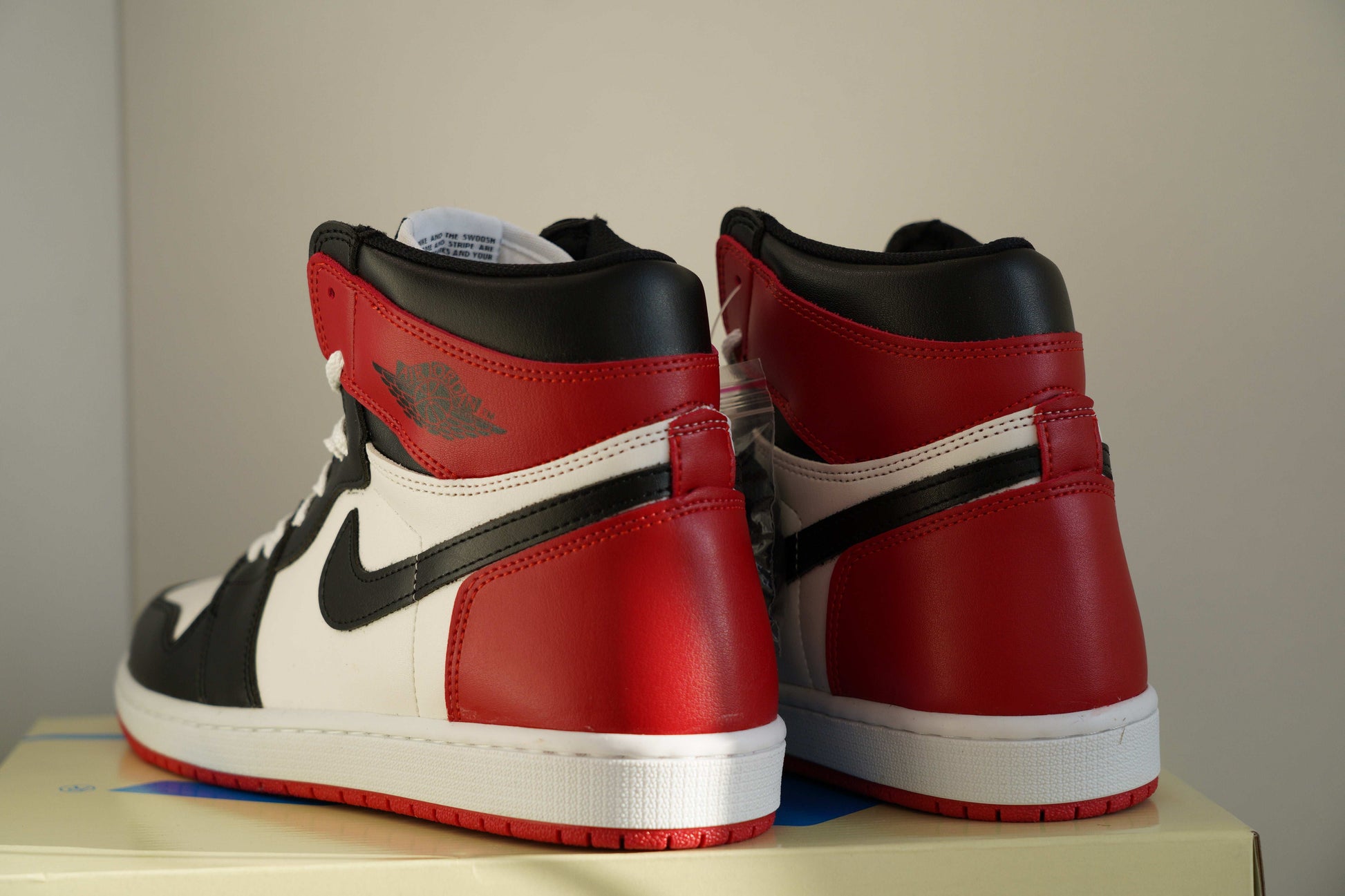 Adidasi Jordan 1 Black Toe