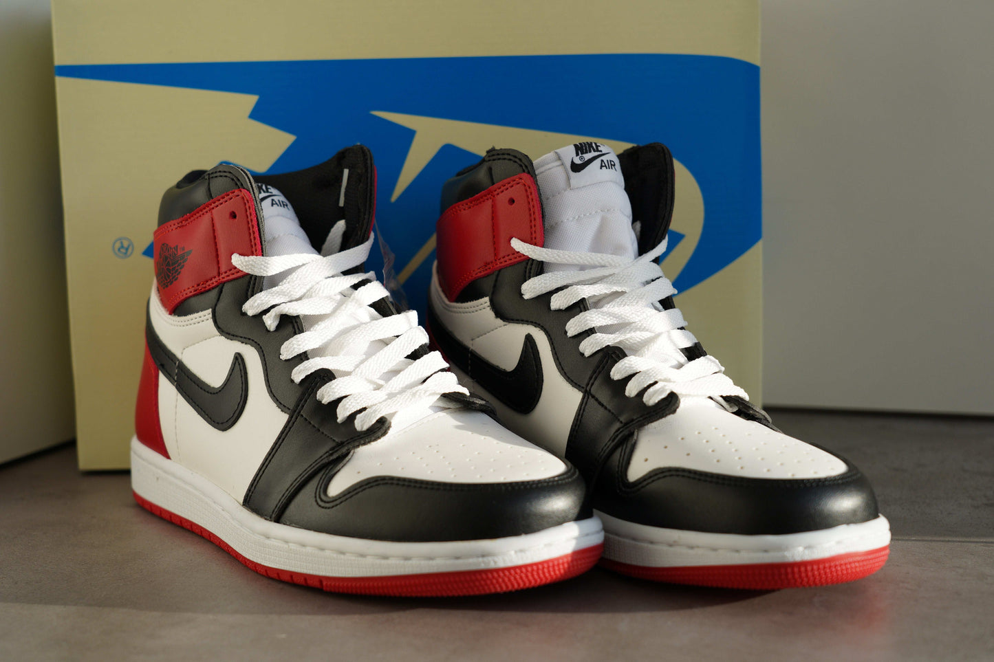 Adidasi Jordan 1 Black Toe